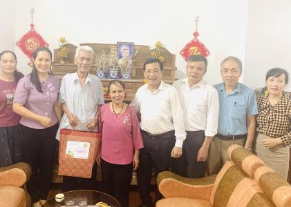 Đồng chí Phạm Chí Kiên, Bí thư Đảng uỷ, Chủ tịch HĐND xã Nghĩa Đàn thăm, tặng quà các gia đình người có công với cách mạng